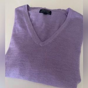 Beautiful new - Extra fine merino wool V-neck sweater. Soft lilac colour